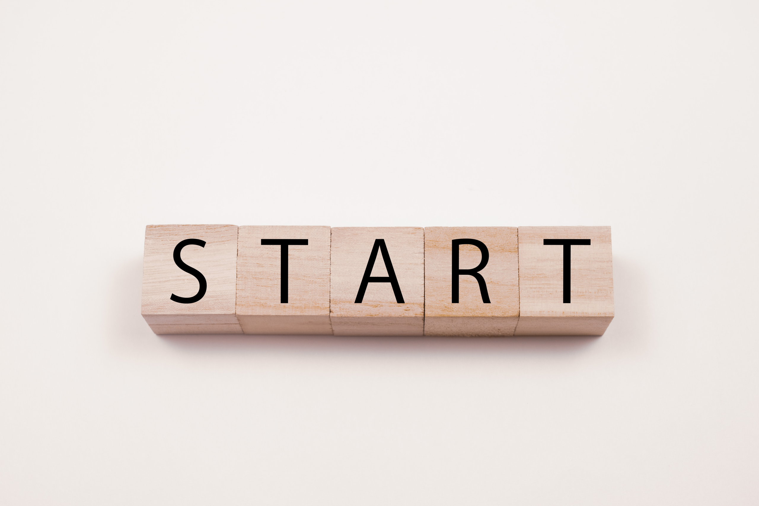 『START』と書かれた6つの木製ブロックが並べられています。